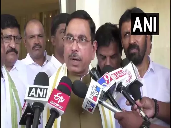 CM, Deputy CM को तुरंत इस्तीफा दे देना चाहिए: बेंगलुरु भगदड़ पर केंद्रीय मंत्री प्रल्हाद जोशी CM, Deputy CM को तुरंत इस्तीफा दे देना चाहिए: बेंगलुरु भगदड़ पर केंद्रीय मंत्री प्रल्हाद जोशी