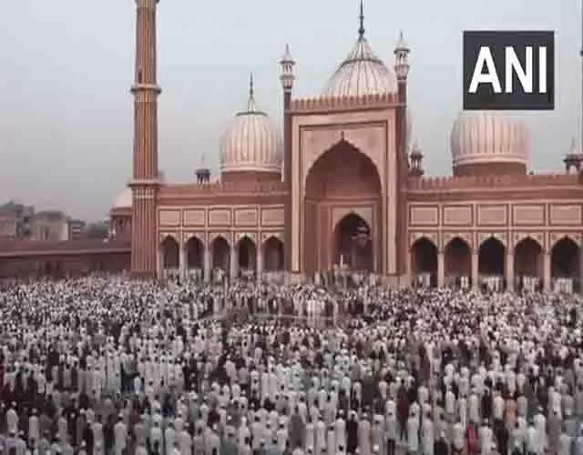 Delhi: नमाज अदा करने और ईद-उल-अज़हा मनाने के लिए श्रद्धालु जामा मस्जिद में एकत्र हुए Delhi: नमाज अदा करने और ईद-उल-अज़हा मनाने के लिए श्रद्धालु जामा मस्जिद में एकत्र हुए