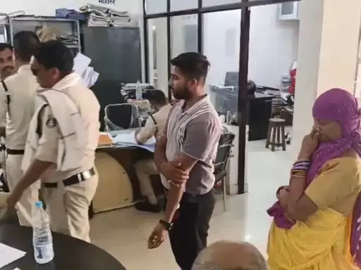 ऑटो में बैठी महिला की 50 हजार चोरी, पुलिस को गैंग पर शक ऑटो में बैठी महिला की 50 हजार चोरी, पुलिस को गैंग पर शक