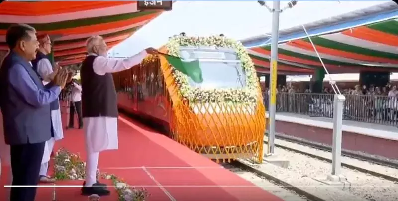 पीएम मोदी ने कटरा-श्रीनगर वंदे भारत एक्सप्रेस को दिखाई हरी झंडी पीएम मोदी ने कटरा-श्रीनगर वंदे भारत एक्सप्रेस को दिखाई हरी झंडी