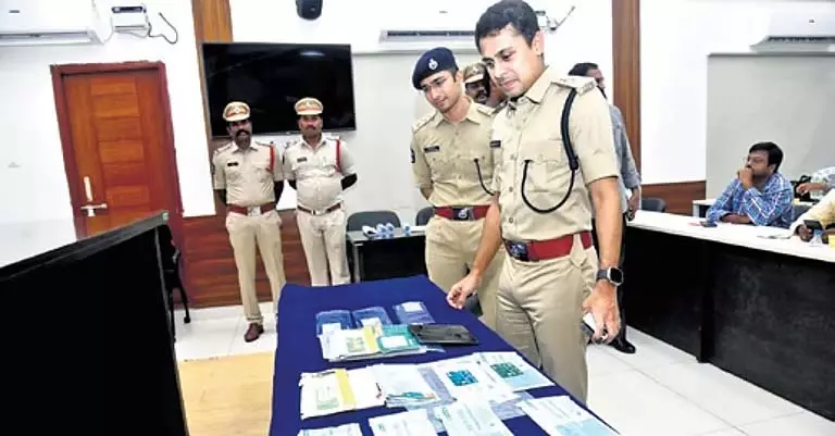 Andhra में 8.90 करोड़ रुपये की साइबर धोखाधड़ी का भंडाफोड़ Andhra में 8.90 करोड़ रुपये की साइबर धोखाधड़ी का भंडाफोड़