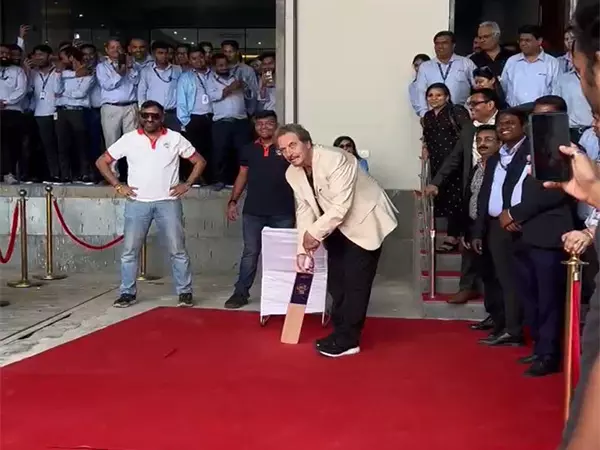 Errol Musk ने ड्रीम लीग ऑफ इंडिया का समर्थन किया, दोस्ताना टेनिस बॉल क्रिकेट मैच खेला Errol Musk ने ड्रीम लीग ऑफ इंडिया का समर्थन किया, दोस्ताना टेनिस बॉल क्रिकेट मैच खेला