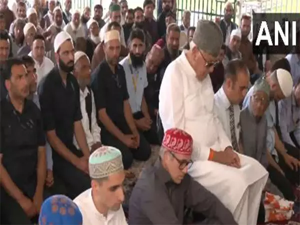 उम्मीद है कि यह ईद मुसलमानों के लिए अच्छे दिन लेकर आएगी: हजरतबल दरगाह में नमाज के बाद CM Abdullah उम्मीद है कि यह ईद मुसलमानों के लिए अच्छे दिन लेकर आएगी: हजरतबल दरगाह में नमाज के बाद CM Abdullah