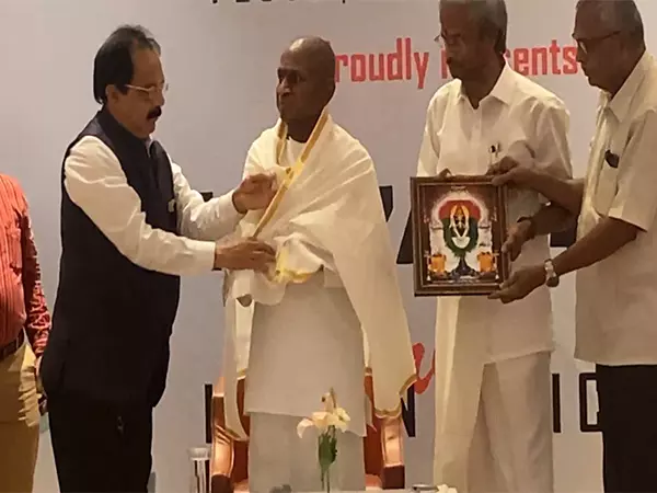Coimbatore में इलैयाराजा को व्यावसायिक उत्कृष्टता पुरस्कार से सम्मानित किया गया Coimbatore में इलैयाराजा को व्यावसायिक उत्कृष्टता पुरस्कार से सम्मानित किया गया