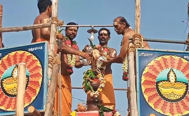 पेरिया मरियम्मन मंदिर में कुंभाभिषेकम: बड़ी भीड़ ने भाग लिया पेरिया मरियम्मन मंदिर में कुंभाभिषेकम: बड़ी भीड़ ने भाग लिया