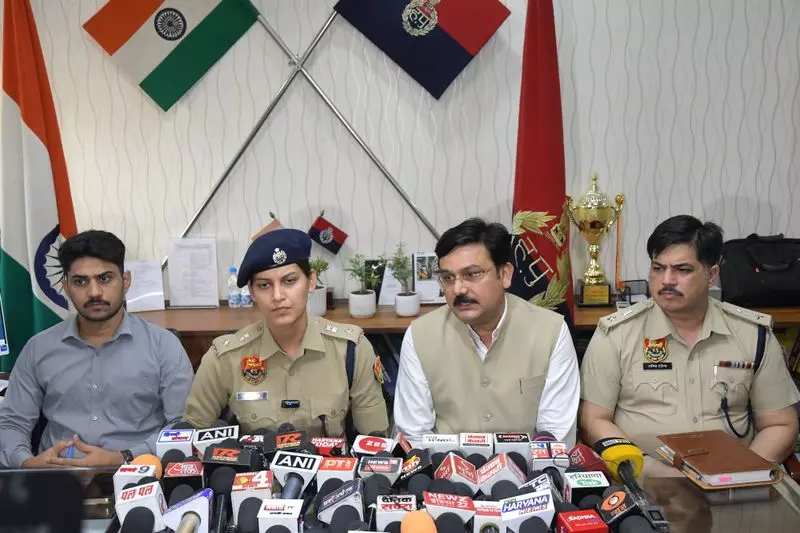 पंचकूला पुलिस ने HSSC की फर्जी वेबसाइट का भंडाफोड़ किया, 6 लोग गिरफ्तार पंचकूला पुलिस ने HSSC की फर्जी वेबसाइट का भंडाफोड़ किया, 6 लोग गिरफ्तार