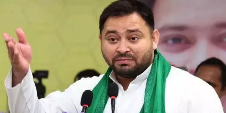 तेजस्वी यादव के काफिले को ट्रक ने मारी टक्कर, 3 सुरक्षाकर्मी घायल तेजस्वी यादव के काफिले को ट्रक ने मारी टक्कर, 3 सुरक्षाकर्मी घायल