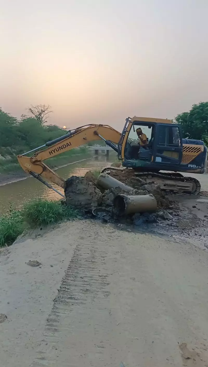 Sirsa कोर्ट ने 15 साल पुरानी सिंचाई पाइपलाइनों को हटाने पर रोक लगाई Sirsa कोर्ट ने 15 साल पुरानी सिंचाई पाइपलाइनों को हटाने पर रोक लगाई