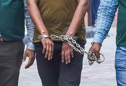 Bareilly: फर्जी कस्टम इंस्पेक्टर अस्पताल में भर्ती, पुलिस ने पकड़कर जेल भेजा Bareilly: फर्जी कस्टम इंस्पेक्टर अस्पताल में भर्ती, पुलिस ने पकड़कर जेल भेजा