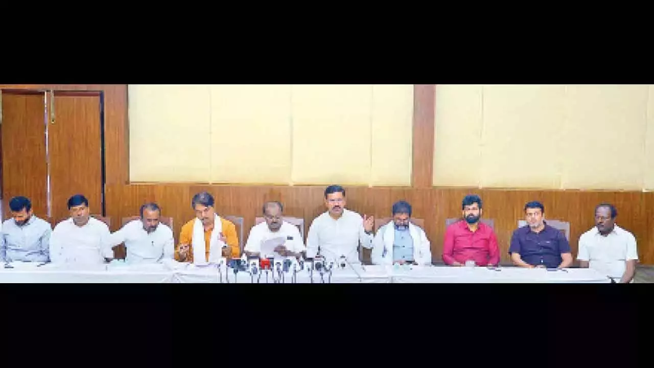 पुलिस के मना करने के बावजूद कांग्रेस नेताओं ने डाला दबाव: LoP पुलिस के मना करने के बावजूद कांग्रेस नेताओं ने डाला दबाव: LoP