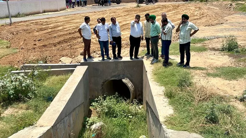 Haryana : नगर निगम सदस्य और रेलवे अधिकारियों ने अंबाला शहर में नालियों का निरीक्षण किया Haryana : नगर निगम सदस्य और रेलवे अधिकारियों ने अंबाला शहर में नालियों का निरीक्षण किया
