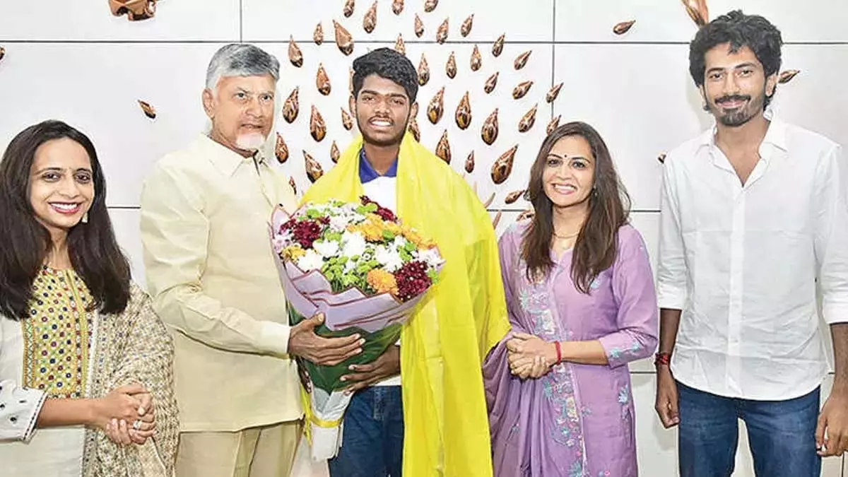 Telugu राज्यों की प्रगति में योगदान दें, सीएम ने छात्रों से कहा Telugu राज्यों की प्रगति में योगदान दें, सीएम ने छात्रों से कहा