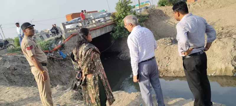 Karnal एमसी प्रमुख ने नालों का निरीक्षण किया, जलभराव रोकने के लिए समय सीमा तय की Karnal एमसी प्रमुख ने नालों का निरीक्षण किया, जलभराव रोकने के लिए समय सीमा तय की