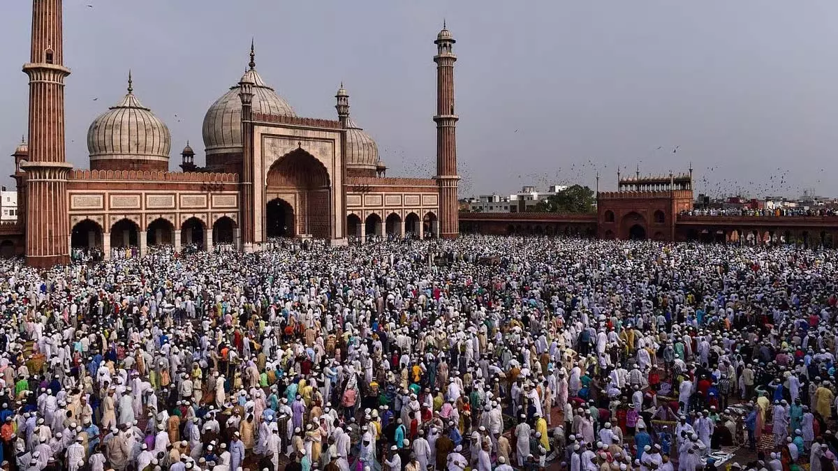 Bhopal : ईद-उल-अजहा शांतिपूर्वक मनाई गई, न्याय, सद्भाव और वैश्विक शांति की प्रार्थना की गई Bhopal : ईद-उल-अजहा शांतिपूर्वक मनाई गई, न्याय, सद्भाव और वैश्विक शांति की प्रार्थना की गई