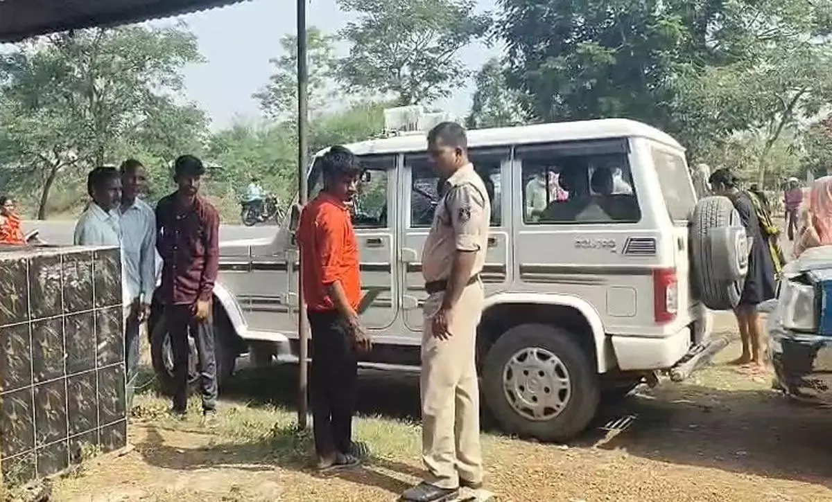 हेल्पर ने किया सुसाइड, ढाबा के पास फंदे पर मिली लाश हेल्पर ने किया सुसाइड, ढाबा के पास फंदे पर मिली लाश