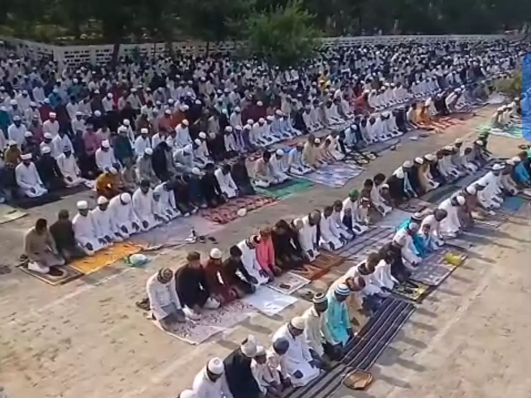 Kasganj: ईद पर 105 स्थानों पर नमाज अदा कर लोगों ने मांगी अमन-चैन की दुआ Kasganj: ईद पर 105 स्थानों पर नमाज अदा कर लोगों ने मांगी अमन-चैन की दुआ