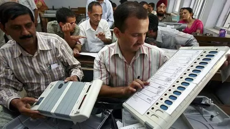 EVM की कमी के कारण महाराष्ट्र में स्थानीय निकाय चुनाव तीन चरणों में हो सकते EVM की कमी के कारण महाराष्ट्र में स्थानीय निकाय चुनाव तीन चरणों में हो सकते