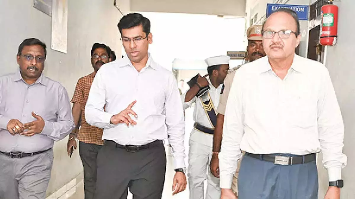 Tirupati में DSC ऑनलाइन परीक्षाएं सुचारू रूप से शुरू Tirupati में DSC ऑनलाइन परीक्षाएं सुचारू रूप से शुरू