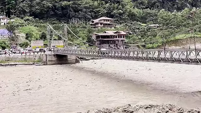 भूस्खलन के कारण सड़क संपर्क टूटा, उत्तरी सिक्किम से 76 सैनिकों को हवाई मार्ग से निकाला गया भूस्खलन के कारण सड़क संपर्क टूटा, उत्तरी सिक्किम से 76 सैनिकों को हवाई मार्ग से निकाला गया