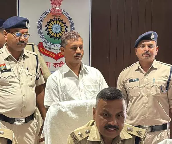 कमाई शून्य और खाते में जमा है 70 लाख रुपए, ग्रामीण गिरफ्तार कमाई शून्य और खाते में जमा है 70 लाख रुपए, ग्रामीण गिरफ्तार