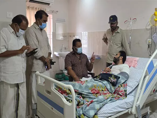 Thrissur: केंद्रीय राज्य मंत्री सुरेश गोपी ने अस्पताल में मलयालम अभिनेता शाइन टॉम चाको से मुलाकात की Thrissur: केंद्रीय राज्य मंत्री सुरेश गोपी ने अस्पताल में मलयालम अभिनेता शाइन टॉम चाको से मुलाकात की