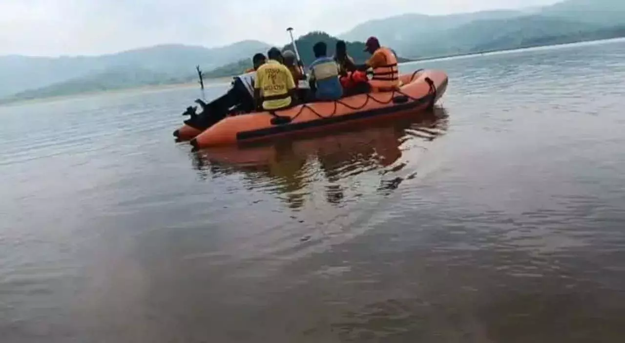 Odisha : बालीमेला जलाशय में नाव पलटने से युवक के डूबने की आशंका Odisha : बालीमेला जलाशय में नाव पलटने से युवक के डूबने की आशंका