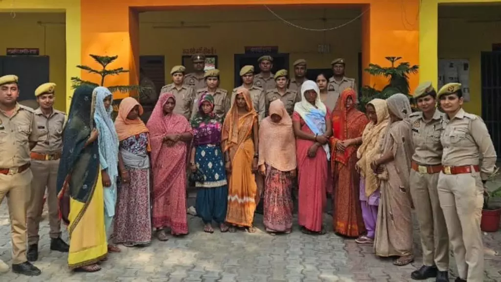 Farrukhabad: गंगा दशहरा मेले में वारदातों को अंजाम देने वाली 11 लुटेरी महिलाओं का गिरोह गिरफ्तार Farrukhabad: गंगा दशहरा मेले में वारदातों को अंजाम देने वाली 11 लुटेरी महिलाओं का गिरोह गिरफ्तार