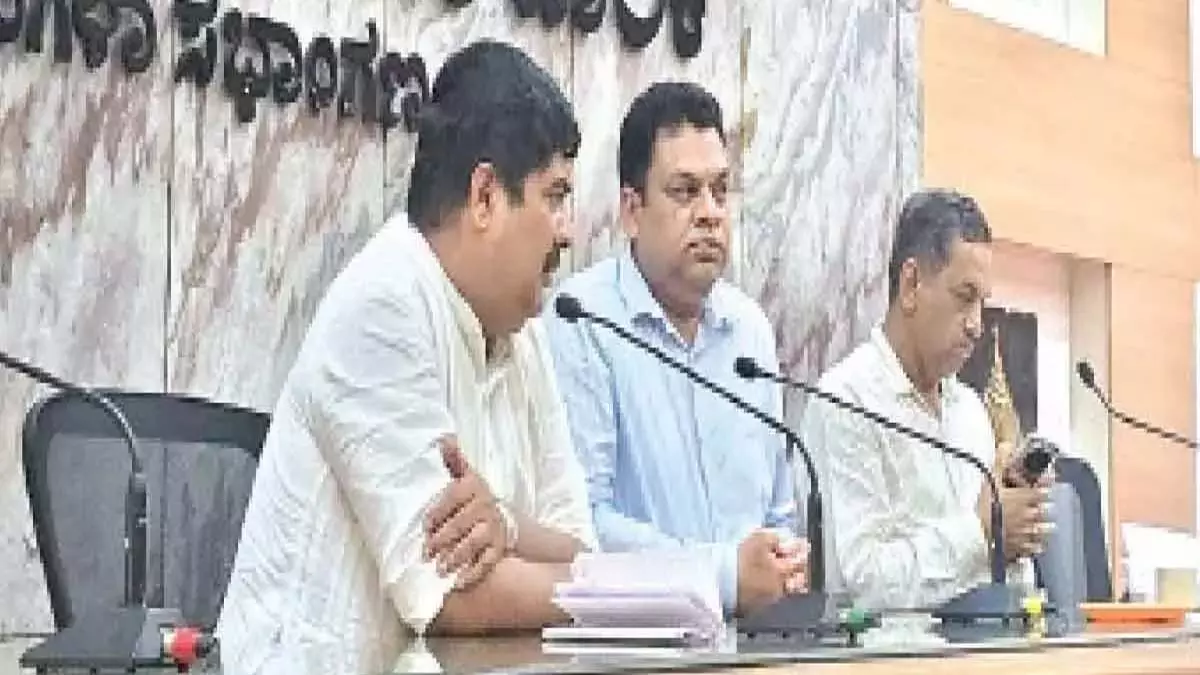 विधायक ने पानी की कमी और नागरिक मुद्दों को संबोधित करने के लिए आपातकालीन बैठक की विधायक ने पानी की कमी और नागरिक मुद्दों को संबोधित करने के लिए आपातकालीन बैठक की