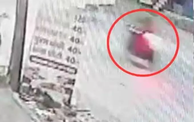 2 मौत का सीसीटीवी फुटेज वायरल, जानें क्या दिखा? 2 मौत का सीसीटीवी फुटेज वायरल, जानें क्या दिखा?