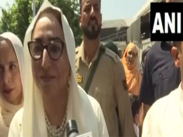 J-K वक्फ बोर्ड की अध्यक्ष दरक्षन अंद्राबी ने ईद-अल-अज़हा पर लोगों को बधाई दी J-K वक्फ बोर्ड की अध्यक्ष दरक्षन अंद्राबी ने ईद-अल-अज़हा पर लोगों को बधाई दी