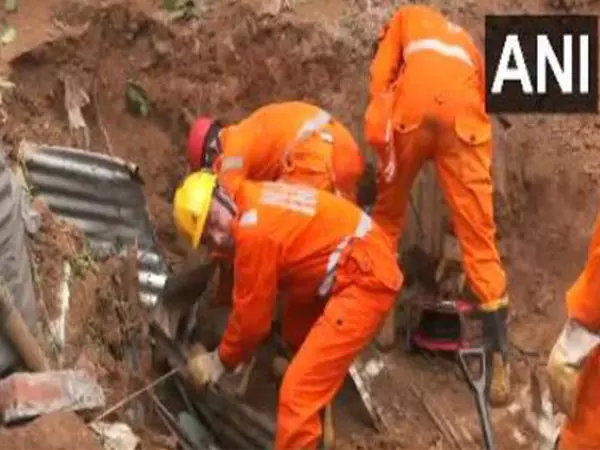 भूस्खलन के बाद Guwahati के रूपनगर इलाके में बचाव अभियान जारी भूस्खलन के बाद Guwahati के रूपनगर इलाके में बचाव अभियान जारी