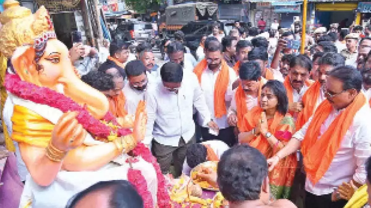 Khairatabad गणेश ने 69 फीट की भव्यता की यात्रा शुरू की Khairatabad गणेश ने 69 फीट की भव्यता की यात्रा शुरू की