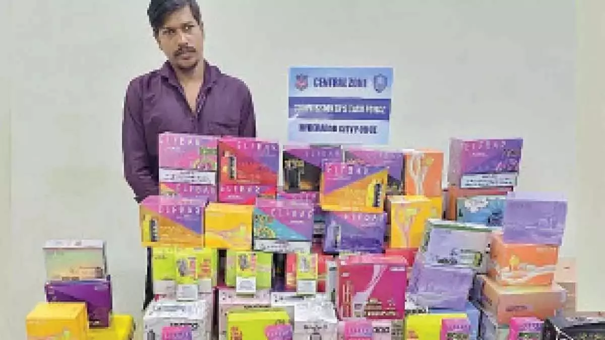 व्यक्ति गिरफ्तार, 21 लाख रुपये की 670 ई-सिगरेट जब्त व्यक्ति गिरफ्तार, 21 लाख रुपये की 670 ई-सिगरेट जब्त