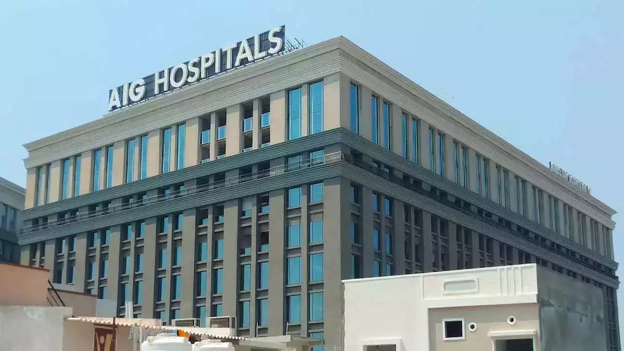AIG अस्पताल में एम्बुलेंस में लगी आग AIG अस्पताल में एम्बुलेंस में लगी आग