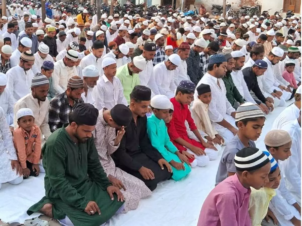Sambha: मुस्लिम समुदाय ने अमन और भाईचारे की दुआ की Sambha: मुस्लिम समुदाय ने अमन और भाईचारे की दुआ की