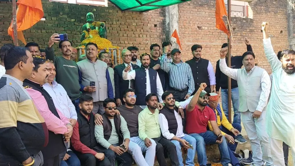 Farrukhabad: सरदार पटेल ने युवा वाहिनी ने छत्रपति शिवाजी की प्रतिमा का किया राज्याभिषेक Farrukhabad: सरदार पटेल ने युवा वाहिनी ने छत्रपति शिवाजी की प्रतिमा का किया राज्याभिषेक