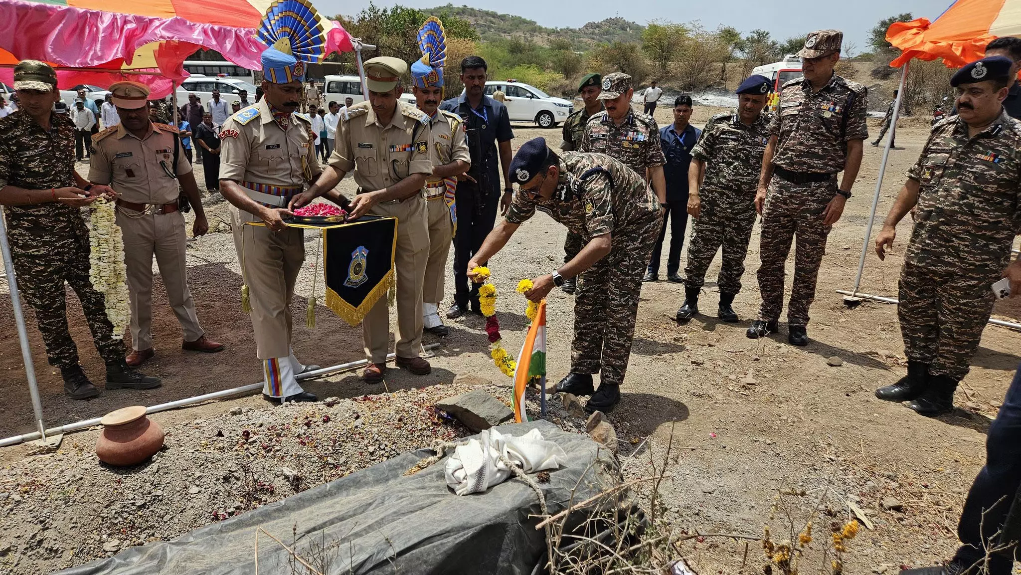 छत्तीसगढ़ में शहीद CRPF जवान के घर पहुंचे DG छत्तीसगढ़ में शहीद CRPF जवान के घर पहुंचे DG