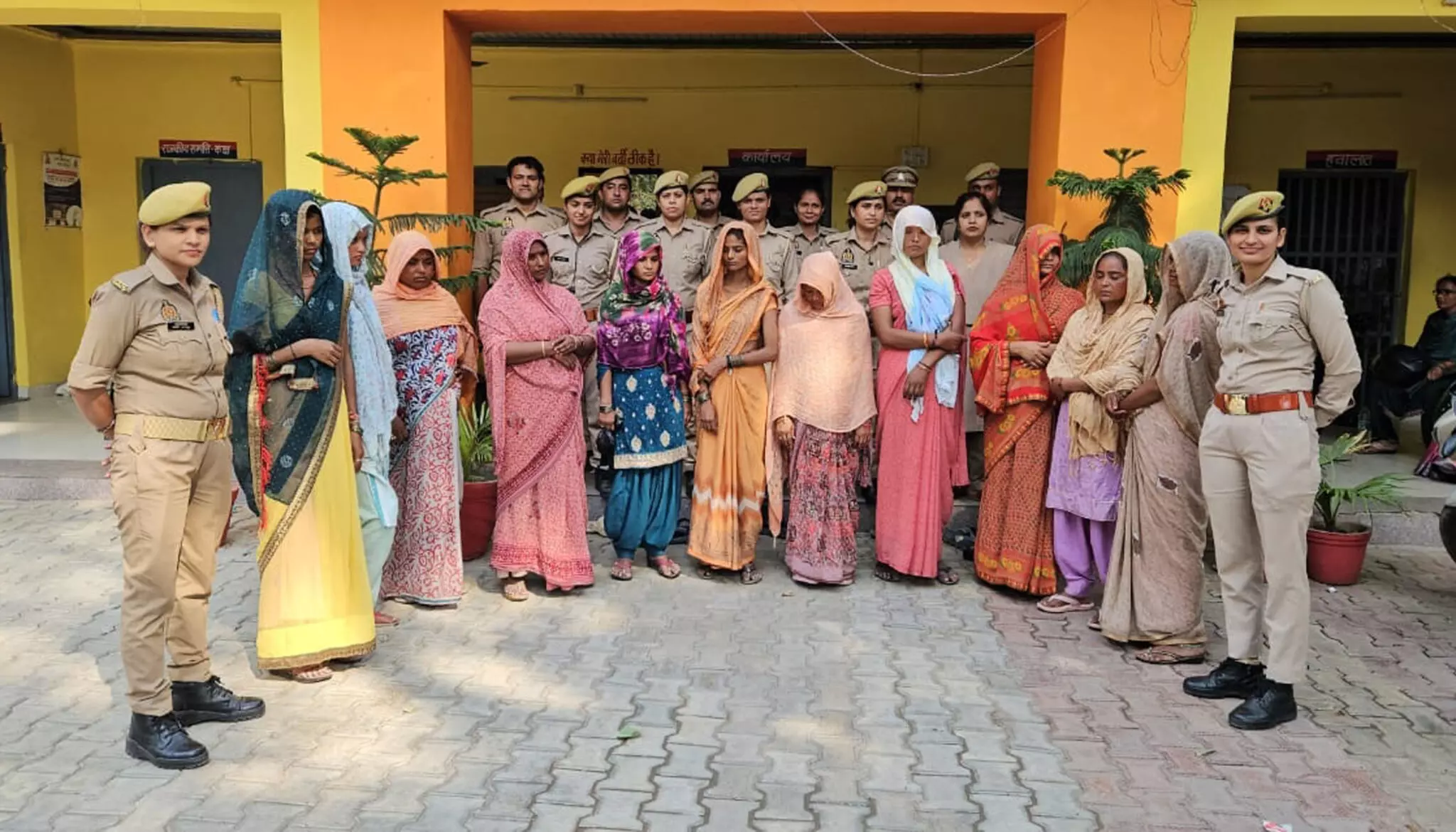Farrukhabad: पुलिस ने दबोचा महिला चोरों का गिरोह, 11 गिरफ्तार Farrukhabad: पुलिस ने दबोचा महिला चोरों का गिरोह, 11 गिरफ्तार