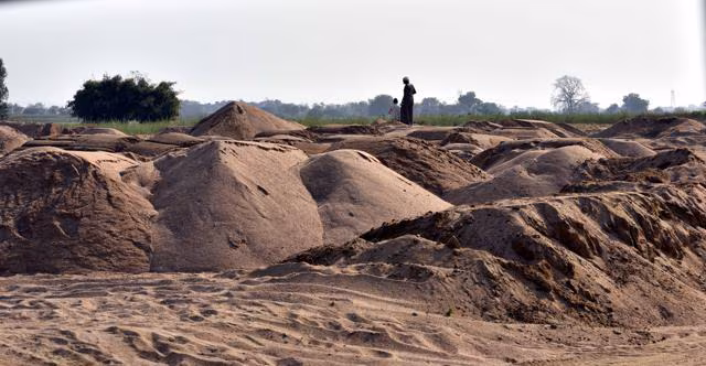 Farrukhabad: शासन के निर्देशों की उड़ रही धज्जियां, अवैध खनन बेरोकटोक जारी Farrukhabad: शासन के निर्देशों की उड़ रही धज्जियां, अवैध खनन बेरोकटोक जारी