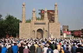 Jammu : में कड़ी सुरक्षा के बीच ईद-उल-अजहा मनाई गई Jammu : में कड़ी सुरक्षा के बीच ईद-उल-अजहा मनाई गई