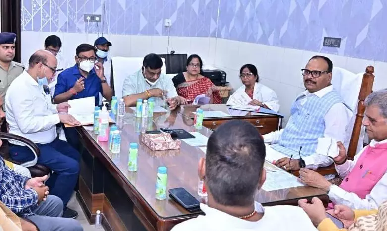 Bareilly: डिप्टी सीएम ब्रजेश पाठक ने एडीएसआईसी कार्यालय मे स्वास्थ्य अफसरों के साथ बैठक की Bareilly: डिप्टी सीएम ब्रजेश पाठक ने एडीएसआईसी कार्यालय मे स्वास्थ्य अफसरों के साथ बैठक की