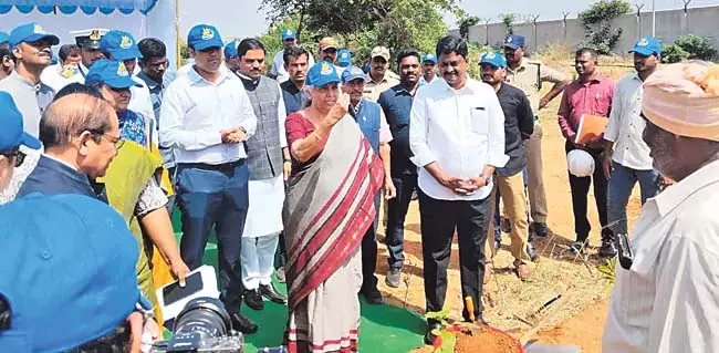केंद्रीय वित्त श्री सत्य साईं जिले के गोरंटला मंडल में पलासमुद्रम के पास NASIN का दौरा किया केंद्रीय वित्त श्री सत्य साईं जिले के गोरंटला मंडल में पलासमुद्रम के पास NASIN का दौरा किया