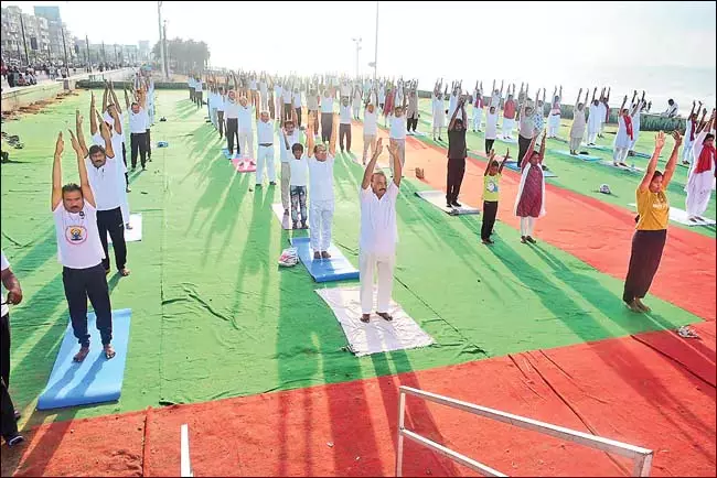 Visakhapatnam : योग दिवस की तैयारियां जोरों पर Visakhapatnam : योग दिवस की तैयारियां जोरों पर