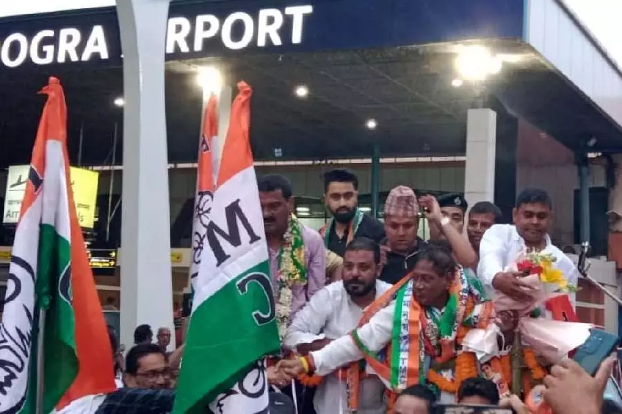 शंकर मालाकार सिलीगुड़ी लौटे, TMC के शीर्ष नेताओं ने एयरपोर्ट पर स्वागत नहीं किया शंकर मालाकार सिलीगुड़ी लौटे, TMC के शीर्ष नेताओं ने एयरपोर्ट पर स्वागत नहीं किया