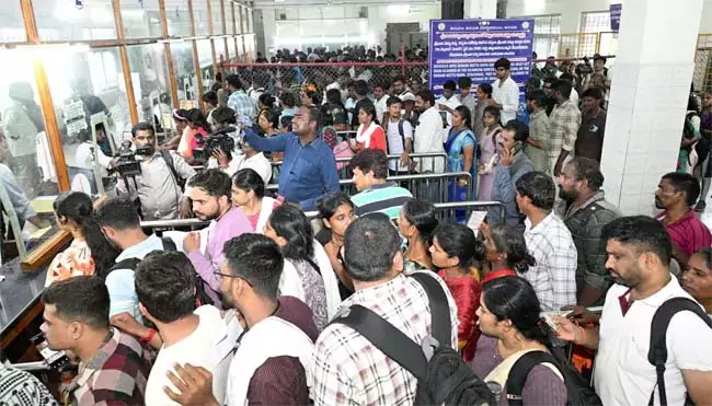 Tirupati : भगवान शिव के दर्शन के लिए उमड़े श्रद्धालु 14 काउंटरों से जारी किए गए टोकन Tirupati : भगवान शिव के दर्शन के लिए उमड़े श्रद्धालु 14 काउंटरों से जारी किए गए टोकन
