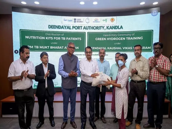 दीनदयाल पोर्ट अथॉरिटी ने TB रोगियों को पोषण किट वितरित की दीनदयाल पोर्ट अथॉरिटी ने TB रोगियों को पोषण किट वितरित की