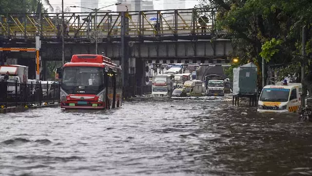 Mumbai : भारी बारिश और आंधी का अलर्ट Mumbai : भारी बारिश और आंधी का अलर्ट