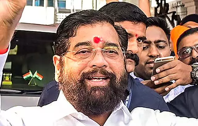 उड़ान में देरी से बची जान: एकनाथ शिंदे का मानवीय कार्य उड़ान में देरी से बची जान: एकनाथ शिंदे का मानवीय कार्य