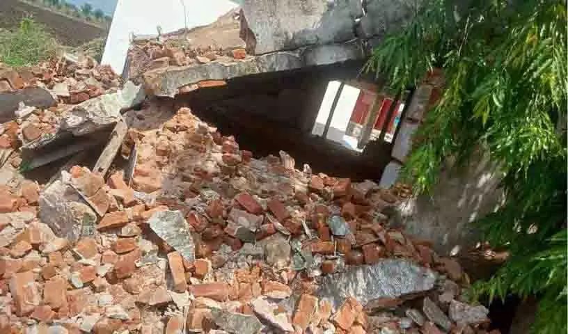 Nirmal में जर्जर स्कूल भवन ढहा, चार छात्र घायल Nirmal में जर्जर स्कूल भवन ढहा, चार छात्र घायल
