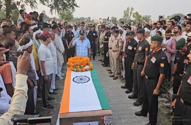 Jind: सैनिक को राजकीय सम्मान के साथ दी गई अंतिम विदाई Jind: सैनिक को राजकीय सम्मान के साथ दी गई अंतिम विदाई